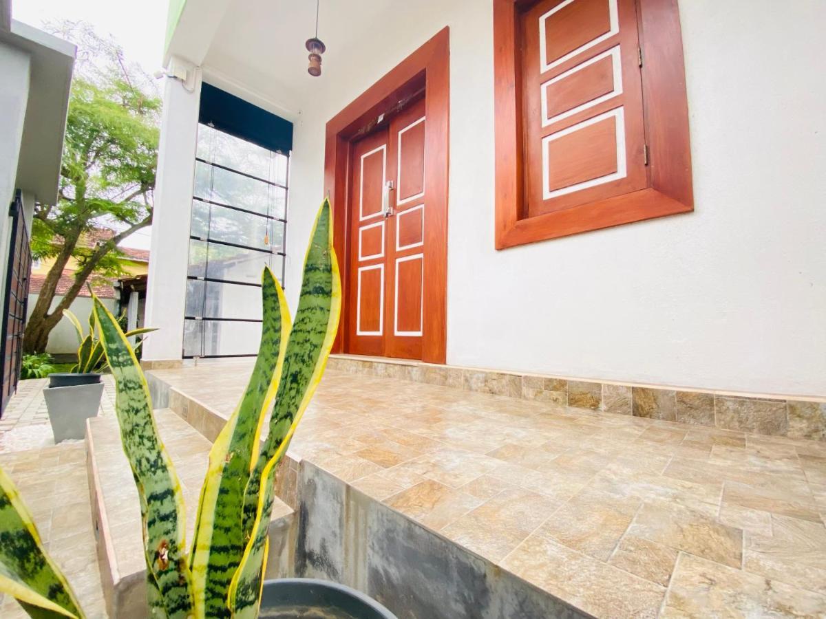 Srimadis Villa Near Airport - Negombo Dış mekan fotoğraf